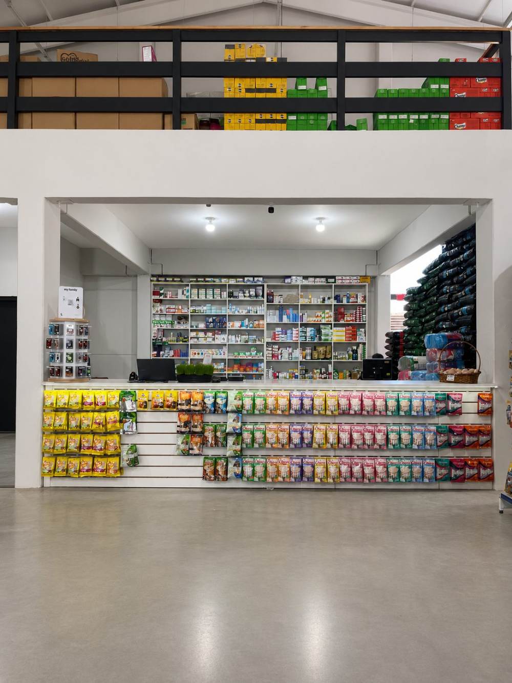 Setor de medicamentos com prateleiras organizadas atrás do balcão de atendimento.